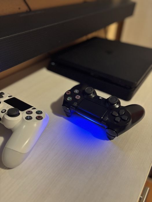 Ps4 slim perfecta stare + manete originale