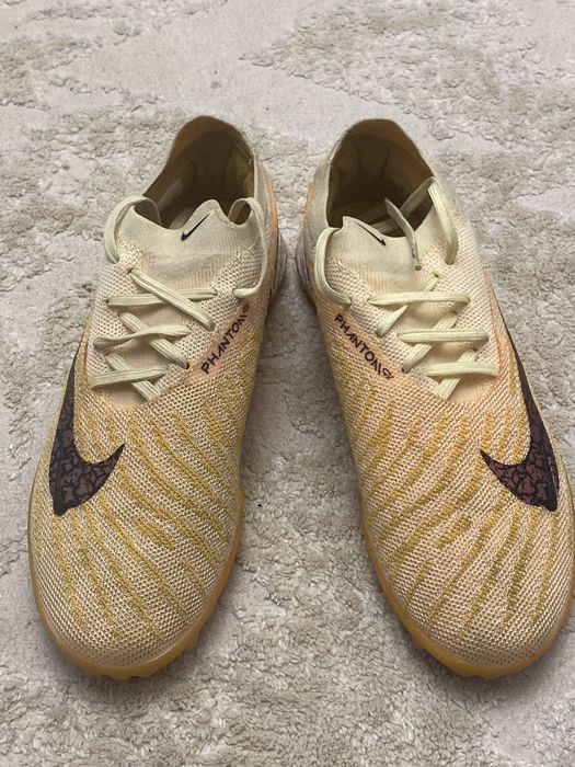 Продам сороконожки найк фантомы за 7000тенге.Носил меньше года. 38