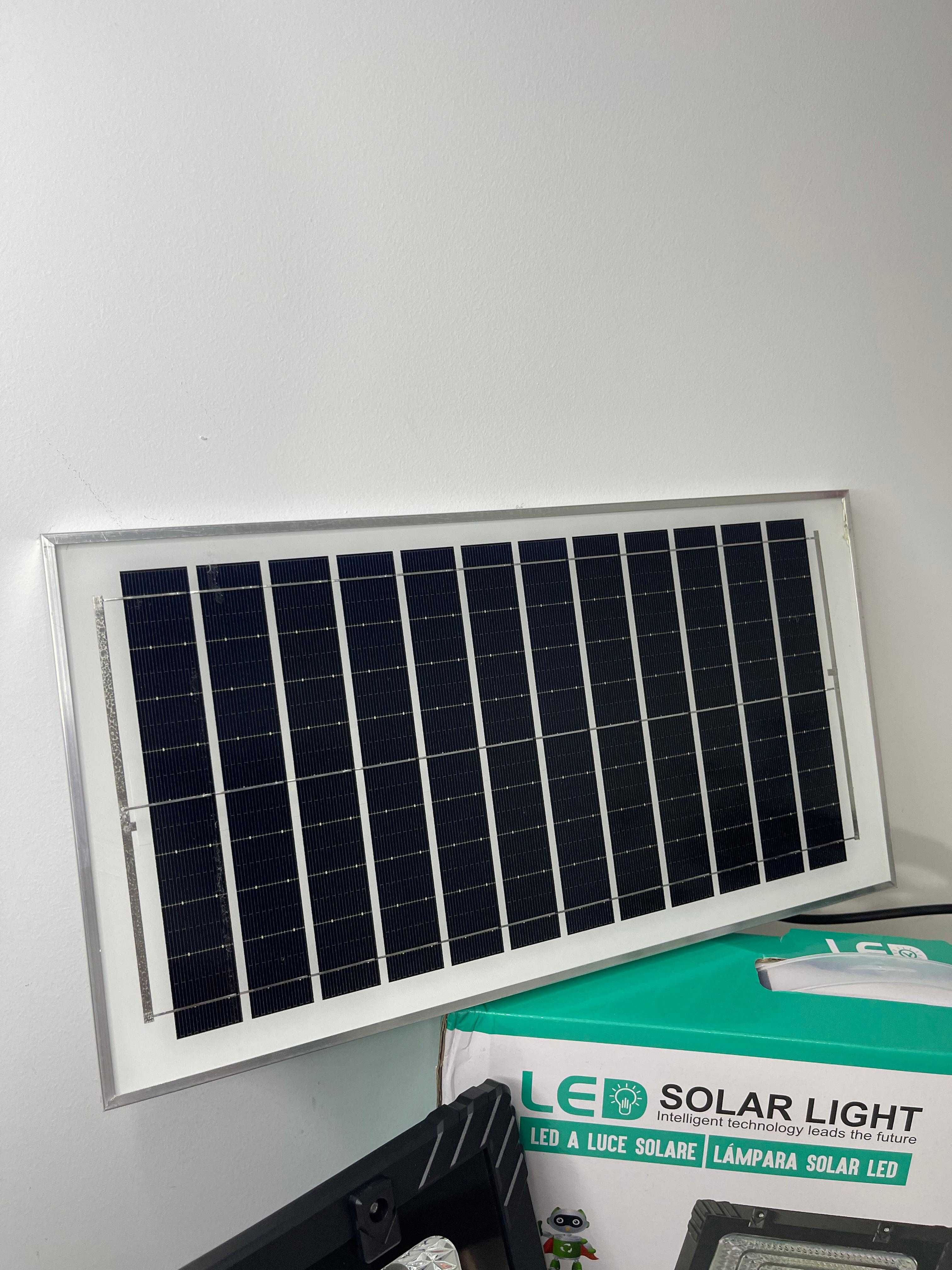 Proiector cu Panou Solar si Telecomanda, Rezistenta IP66, 200W
