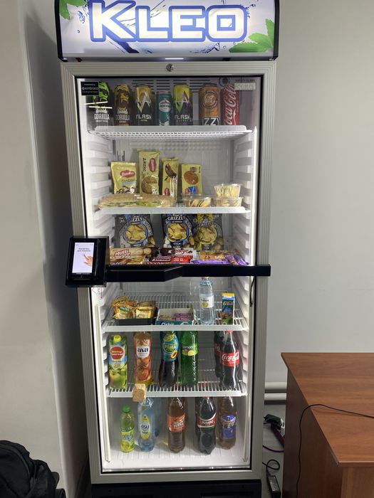 Холодильник вендинговый продам с точкой