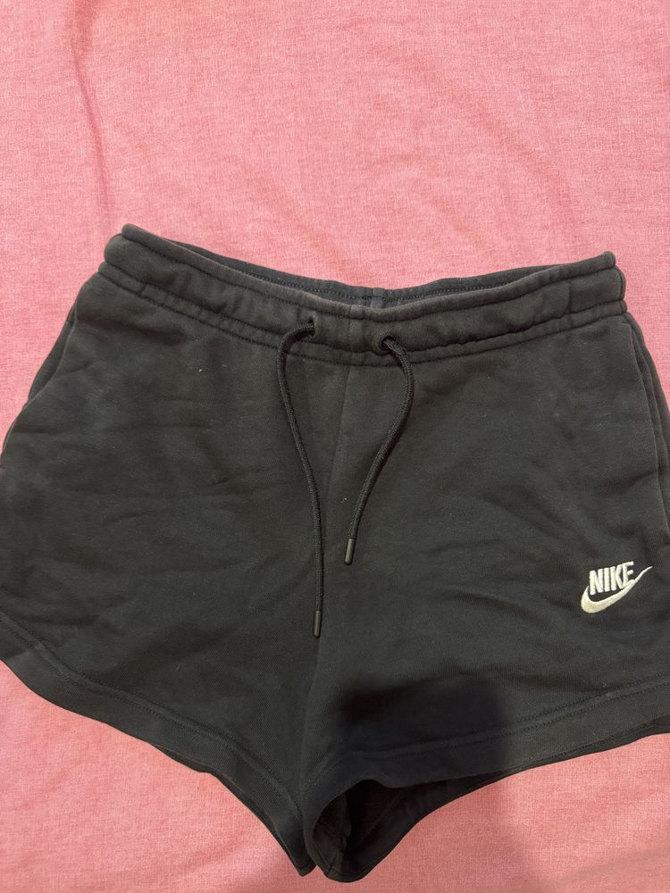 Къси дамски спортни гащи Nike