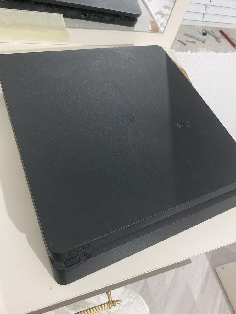 Продавам PS4 slim с джойстик