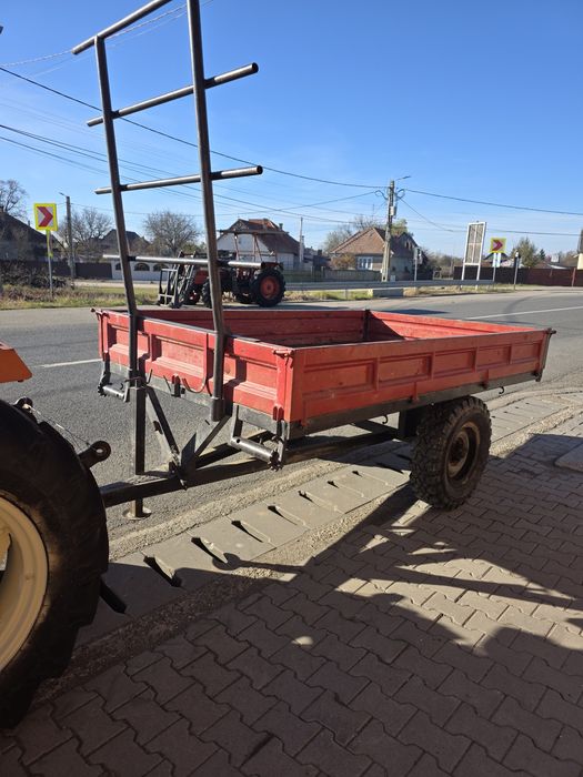 Remorca monoax basculabila pe spate