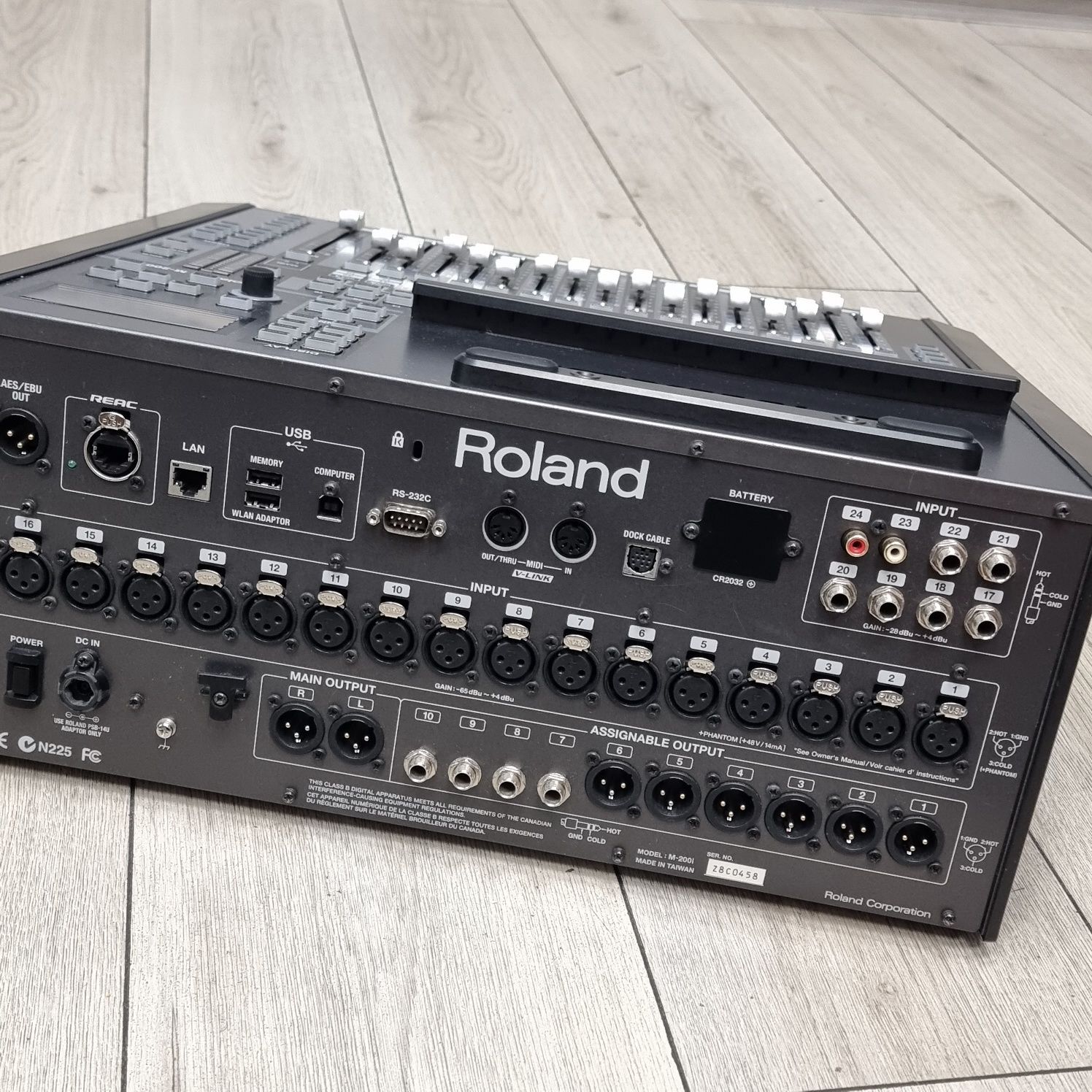 Amanet F28: Mixer audio Roland M-200i