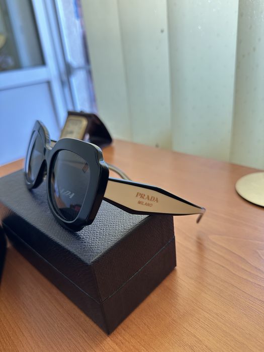 Ochelari de soare Prada