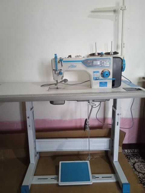 Atlas tikuv mashinasi stolli