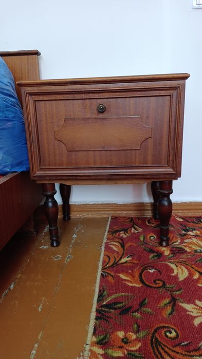 Продам за копейки кровать и 2 прикроватный тумбы