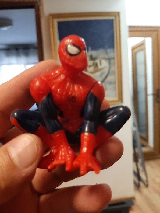 Vând jucării după eroi din filme și de pluș