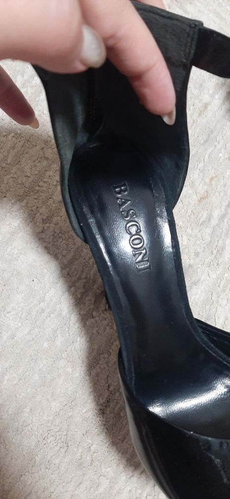 Продам туфли Baskoni