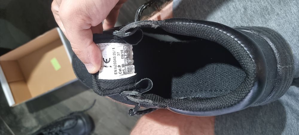De vânzare bocanci de protecție noi.