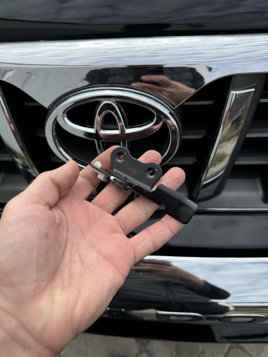 Лапка открытия капота Тойота Прадо 120