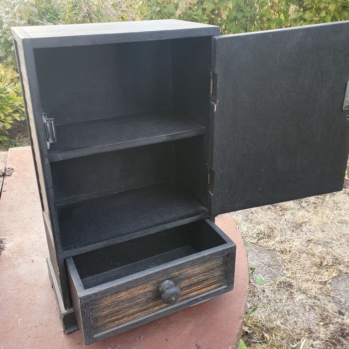 Малък шкаф с дърворезба