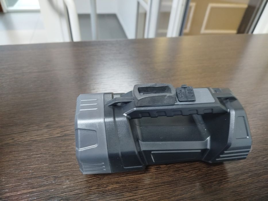 Фонарик большой с зарядкой.