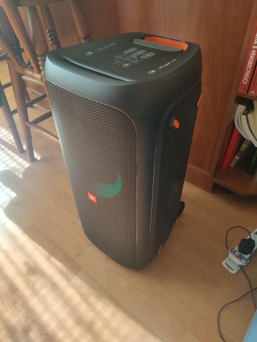 Продавам тонколона JBL Partybox 310