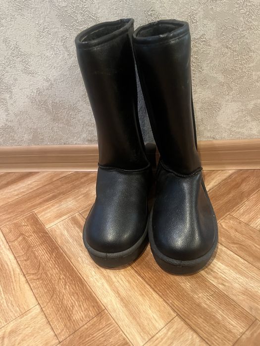 Продам 2 пар сапог за 5000тг для девочек