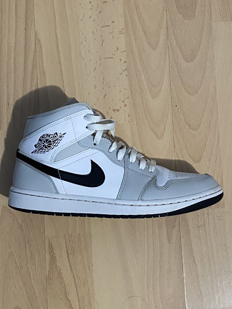 Jordan 1 mid Light Smoke Grey