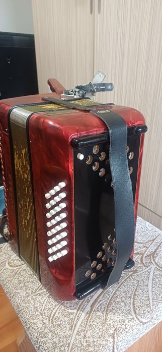 Vând acordeon hohner student