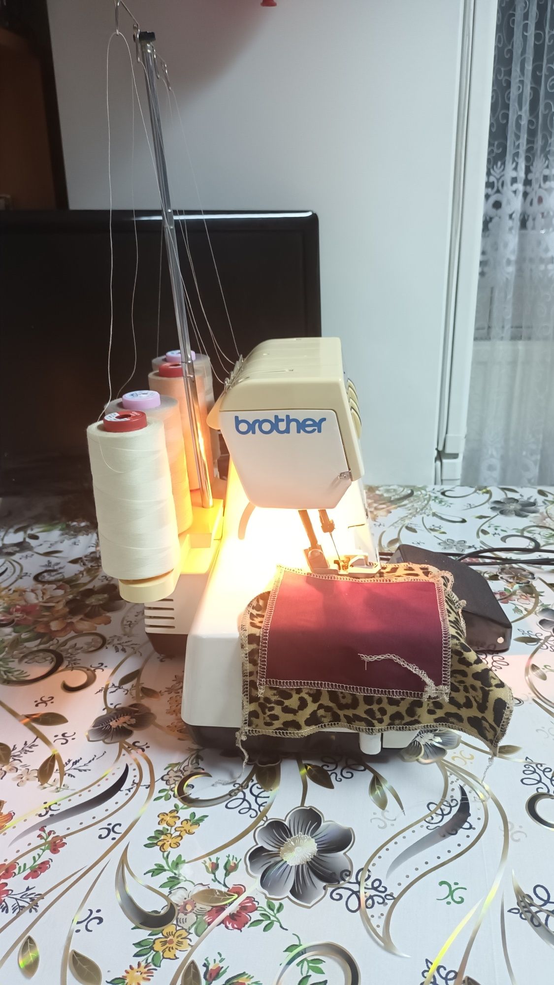 Masina de surfilat overlock cu 3 sau 4 fire BROTHER