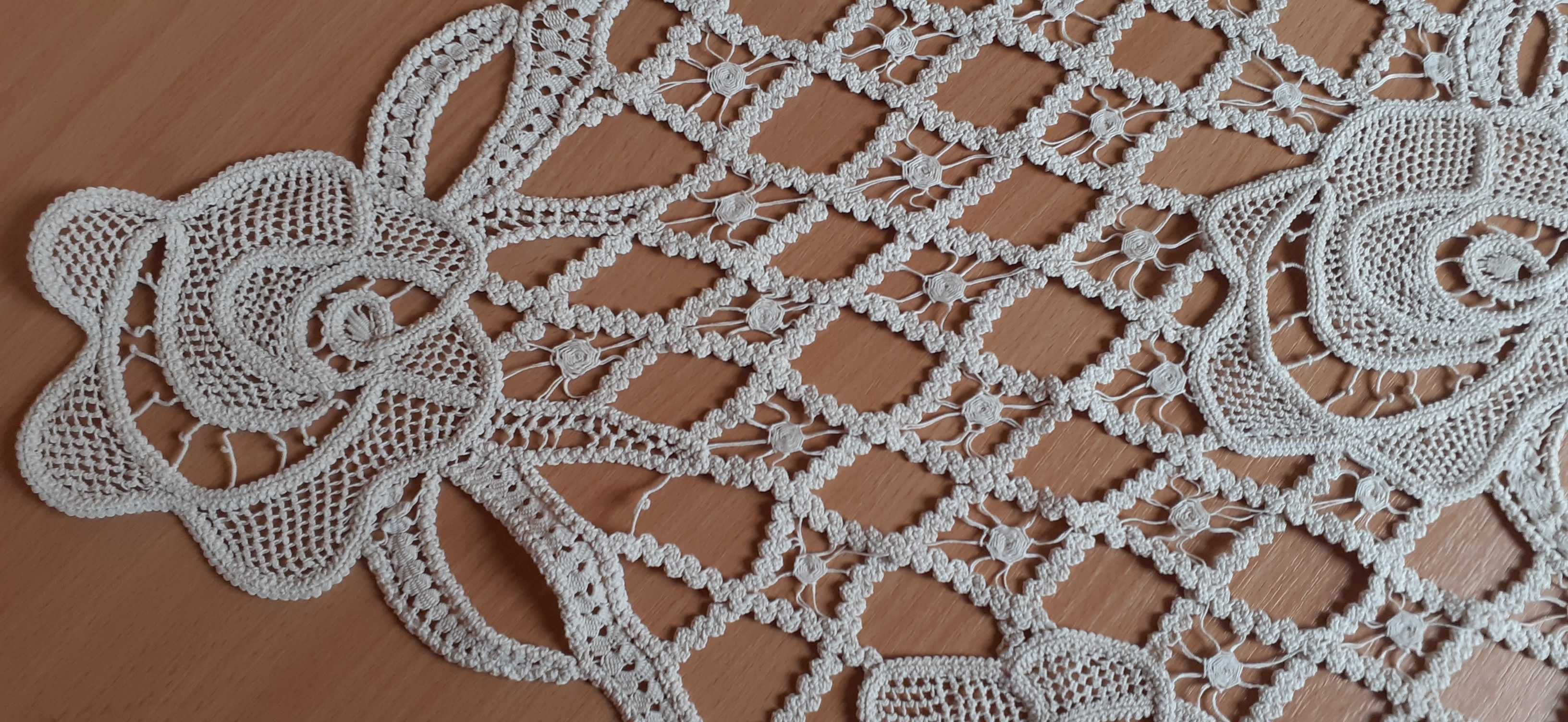 Fata de masa din macrame