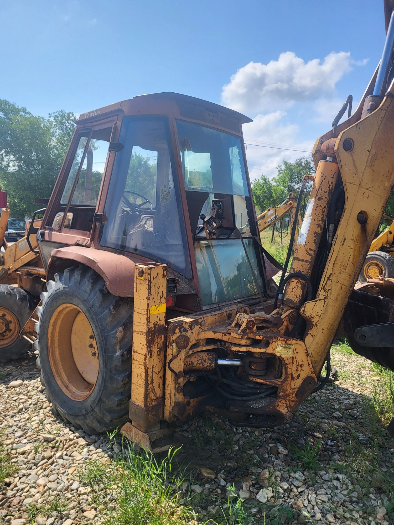 Dezmembrez buldoexcavator case 580 sk