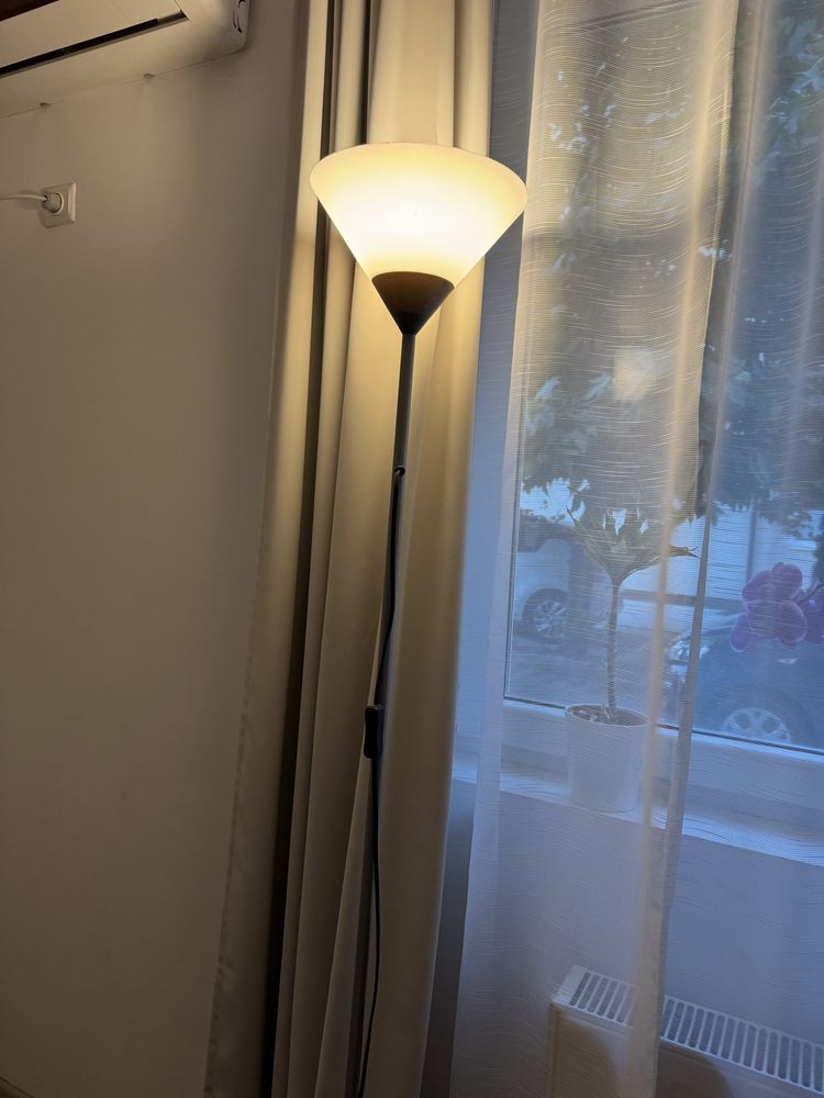 Lampa cu picior