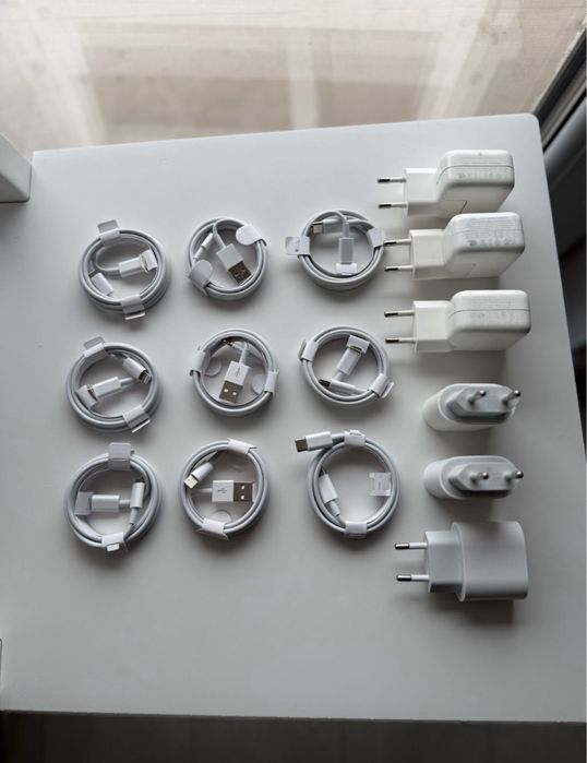 • Incarcator • Cablu USB • Iphone