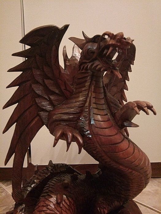 Un superb dragon din lemn masiv de dimensiuni impresionante o lucrare