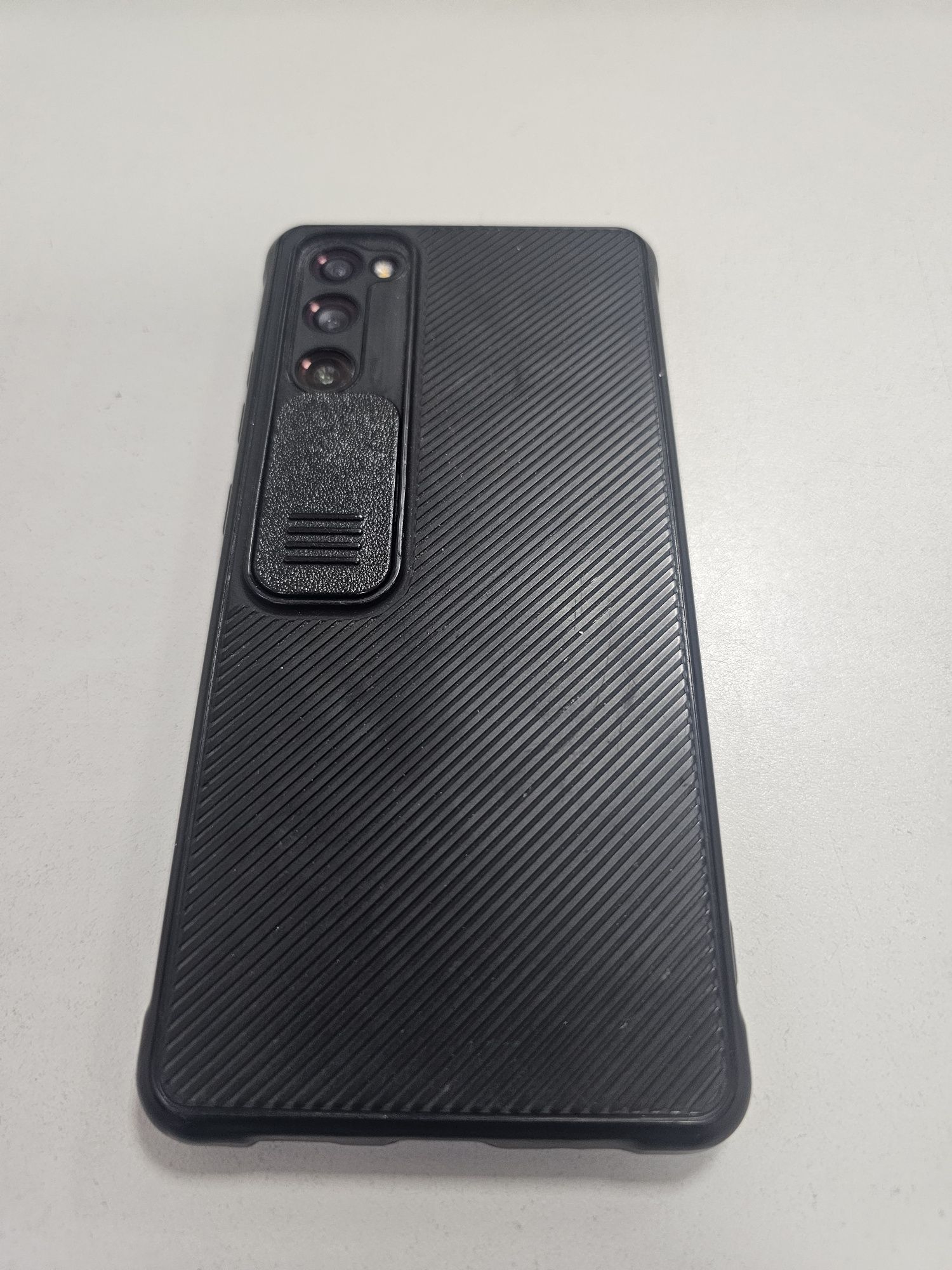 Продам Samsung S 20FE в отличном состоянии + подарок