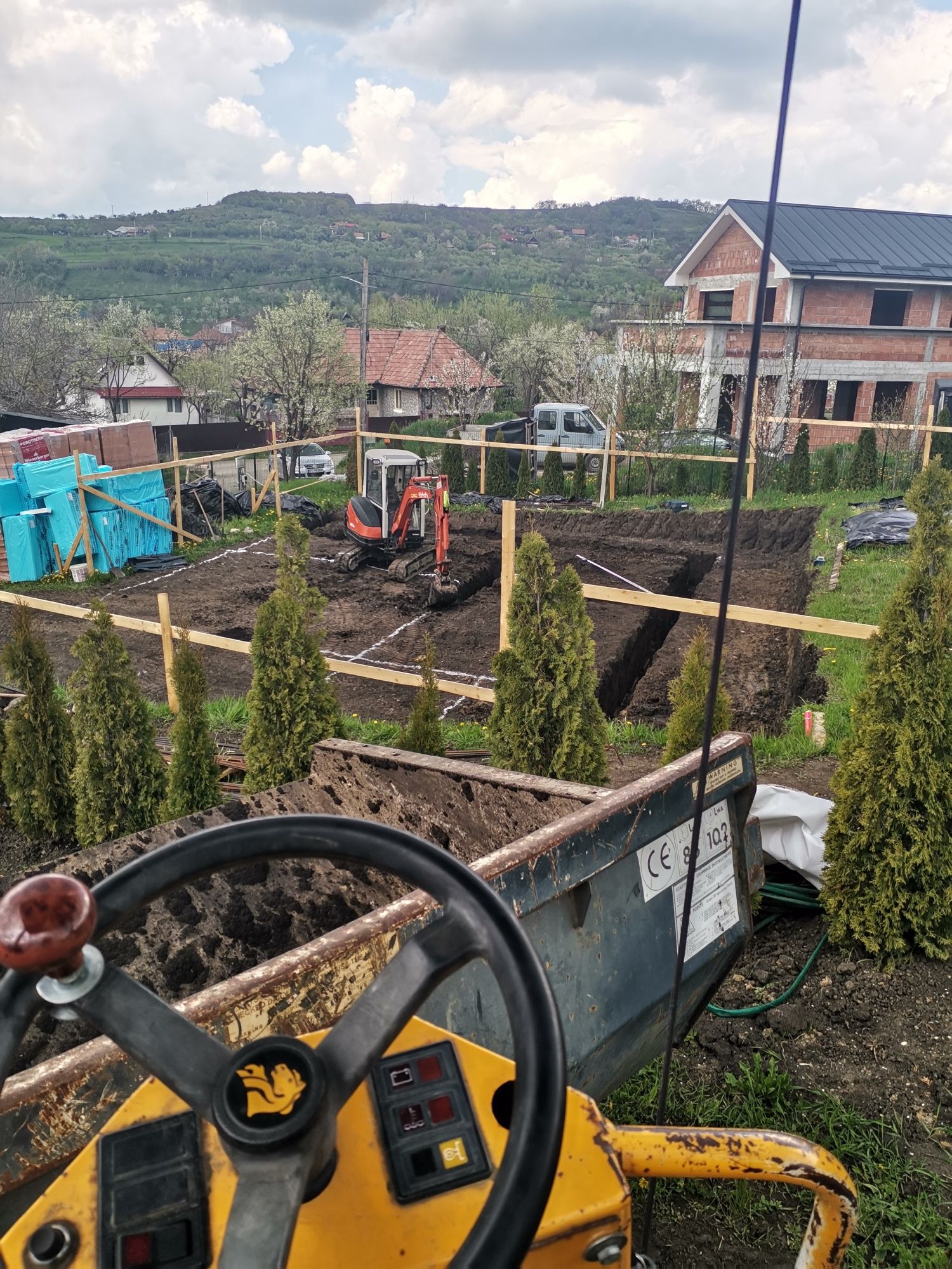Închiriez Miniexcavator Dumper Cilindru compactor Basculantă