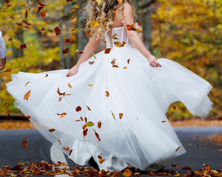 Rochie de Mireasa cu corset reglabil si 2 tipuri de maneci detasabile.