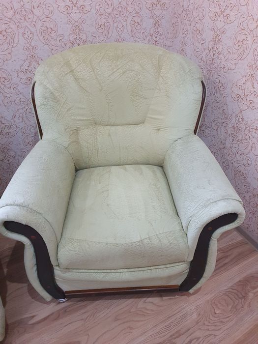 Комплект диван кресло сотилади