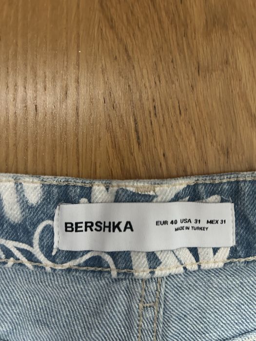 Blugi Bershka graffiti – imprimeu artistic, stil streetwear