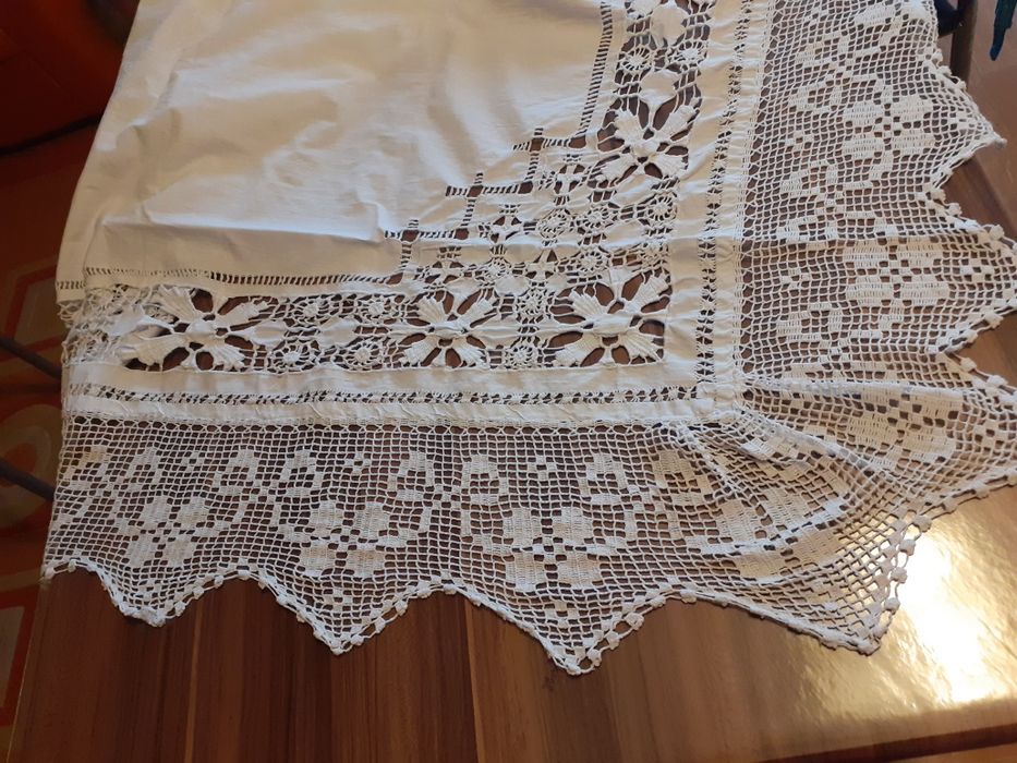 Față de masa cu broderie si dantela