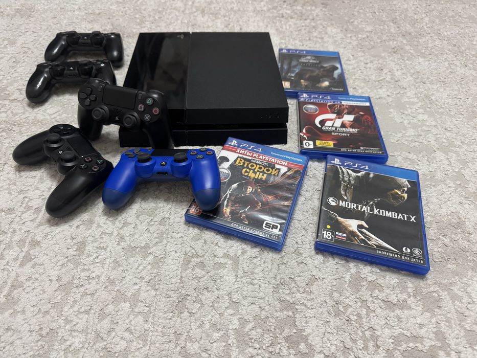 PlayStation 4 Fat, 3 джойстика, 4 игр