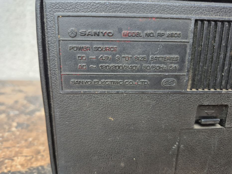 Vând Radio portabil marca Sanyo model cu miner functional