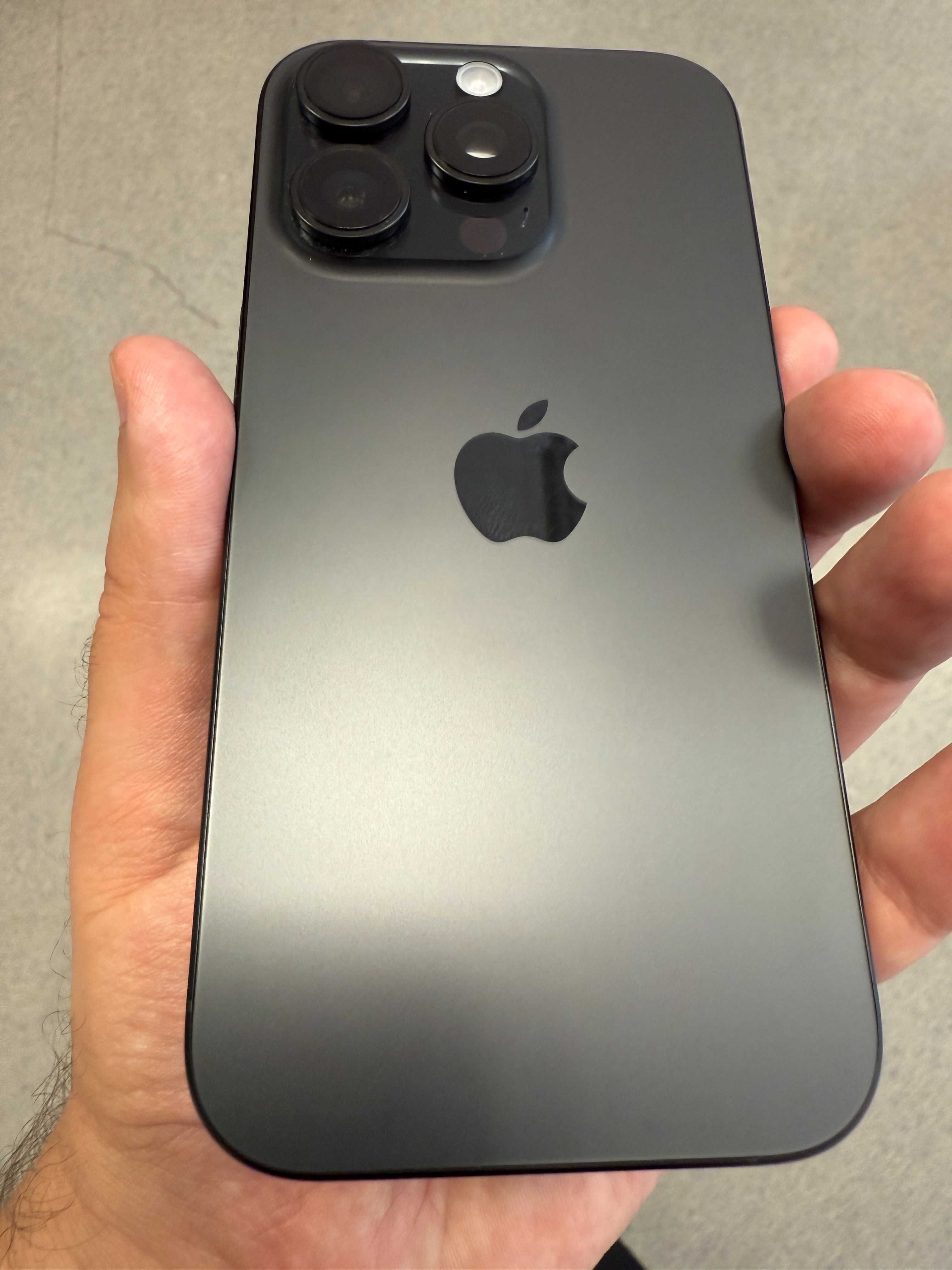 Перфектен iPhone 16 Pro 128 GB Black Titanium в гаранция