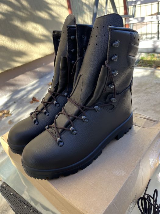 Bocanci militari maro iarna