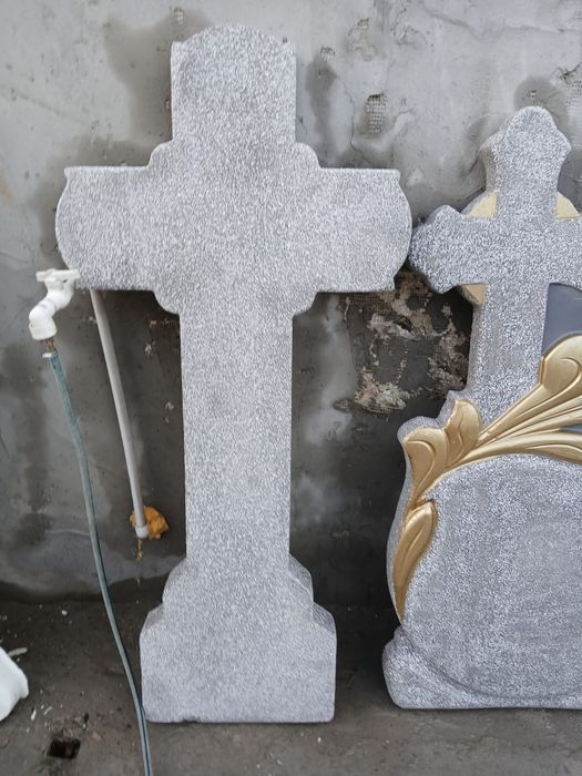 Monumente funerare