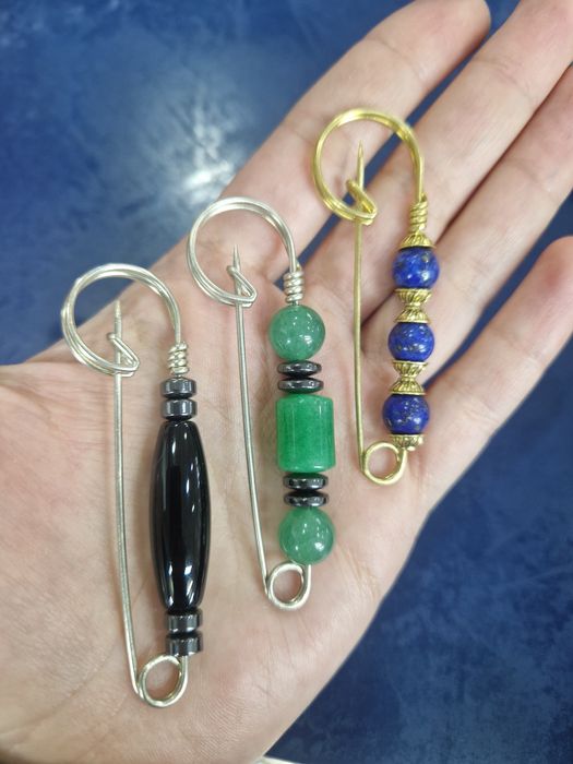 Брошь булавка из натуралных камней.  Tabiiy toshli to‘g‘nagich