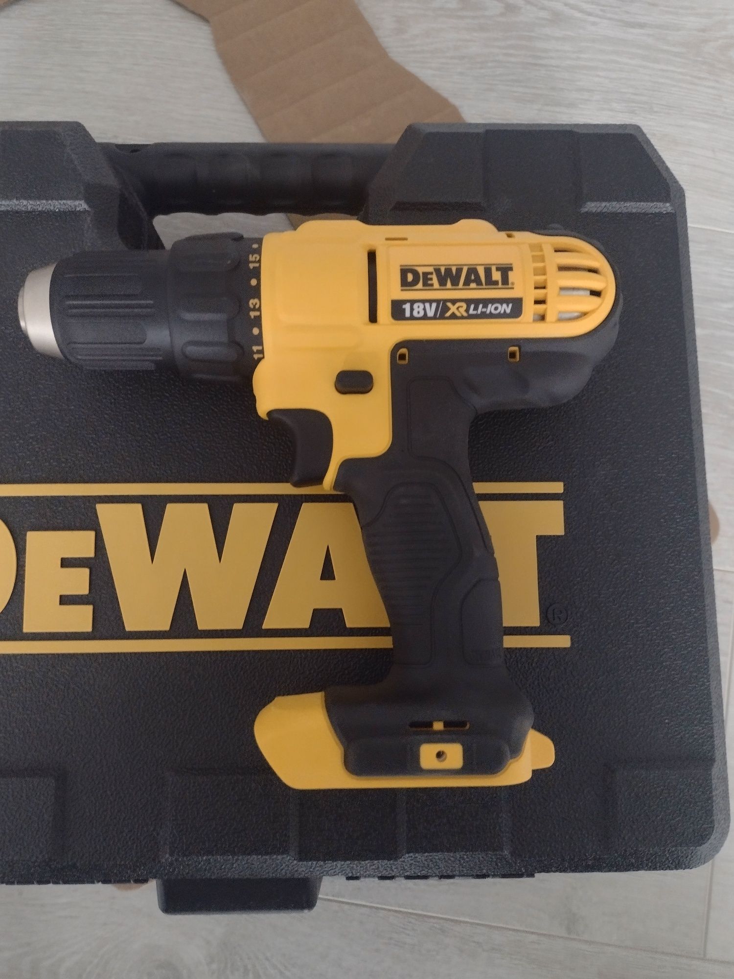 Боди и куфар на Dewalt машината е оригинална купувана от Практикер
