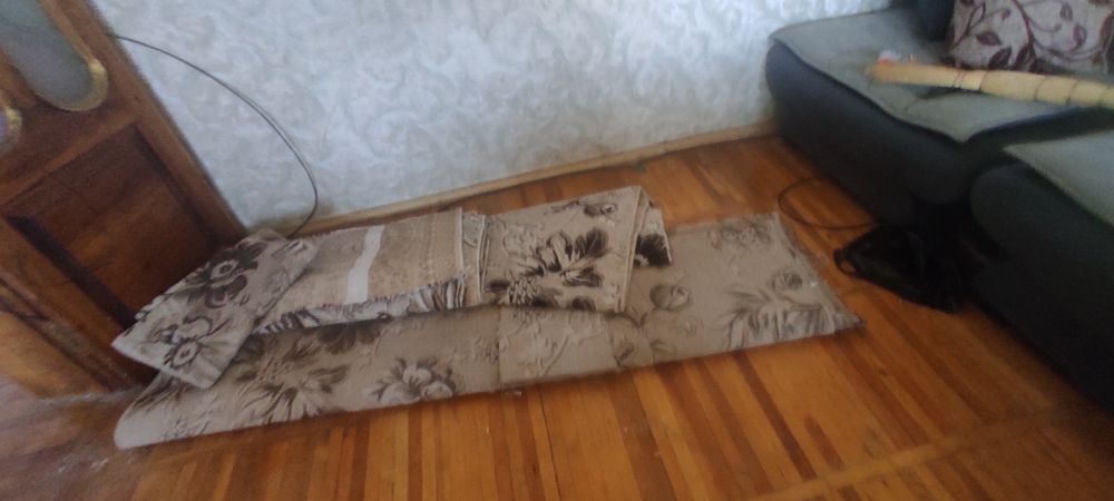 Отдам даром ковры 2-3,дорожки мелкие окна балки рейки