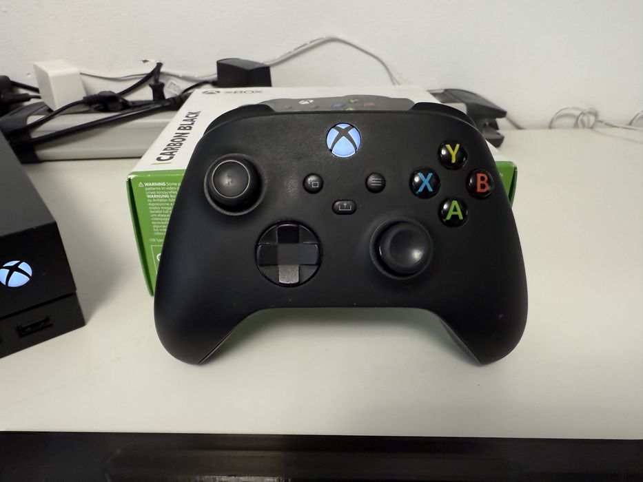 Xbox one X - 1 TB - 1 controller + 1 joc + Stand vertical