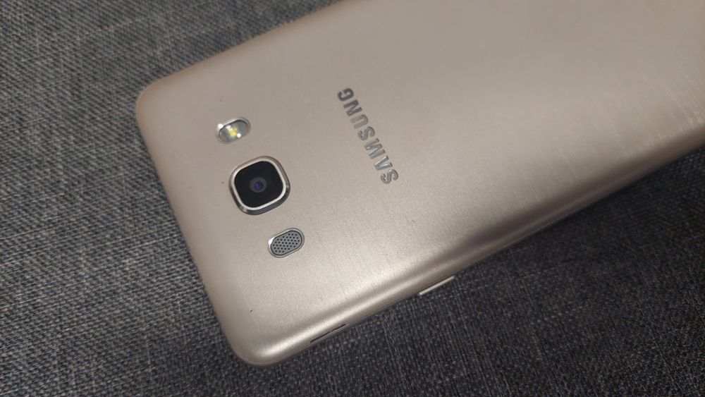 Samsung  J7  2015