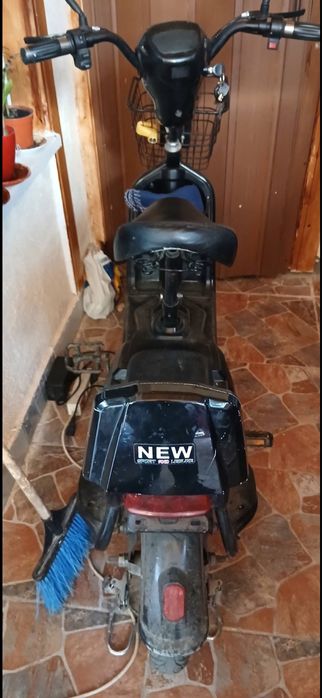 Vand 2 scutere electrice