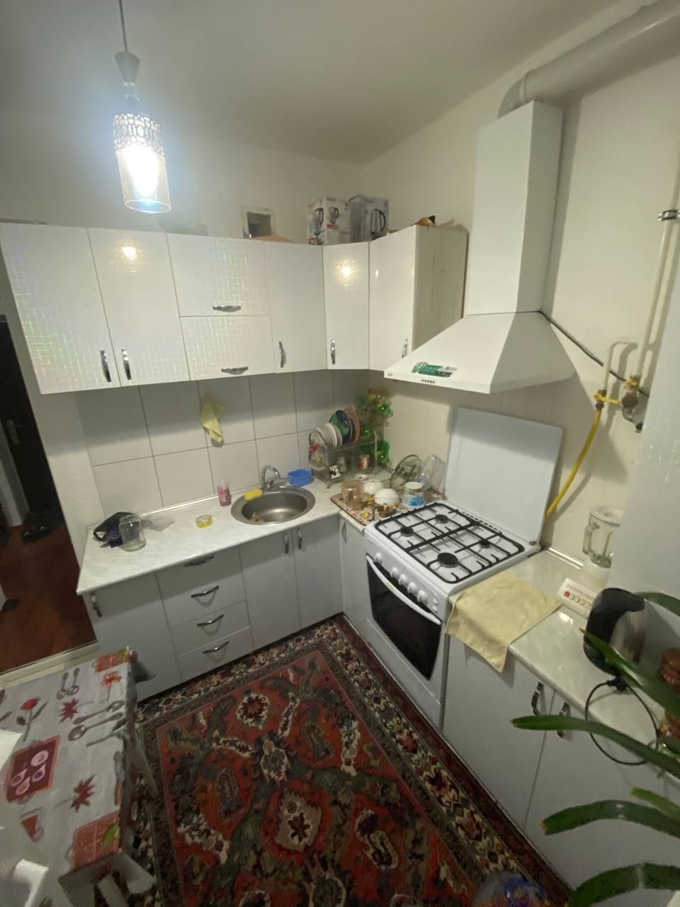 Срочно продается 2х комнатная квартира. 10й микрорайон Карвон базар