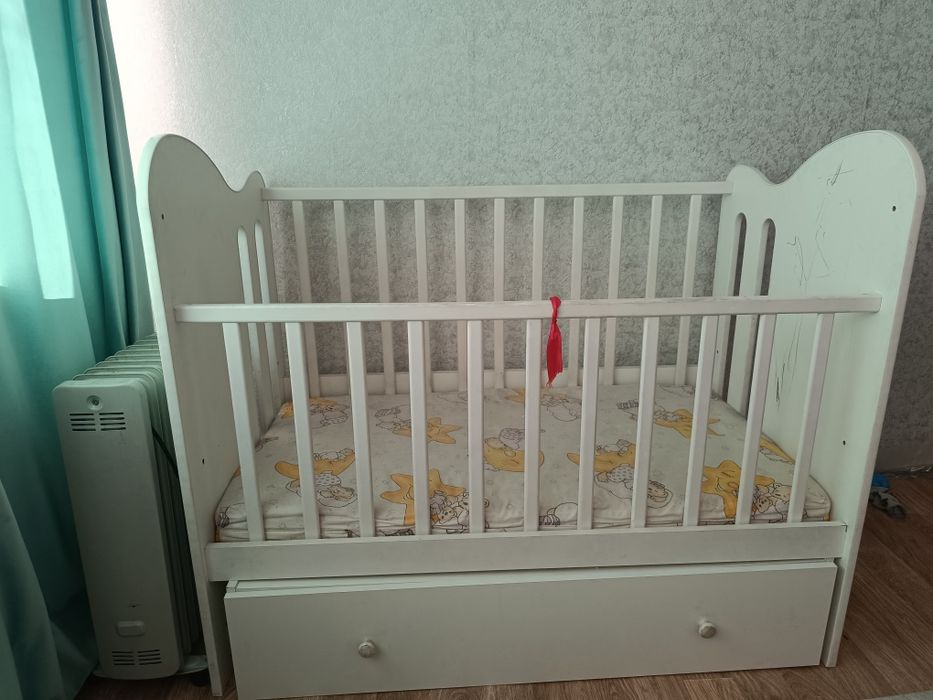 Детская кровать с маятниковым механизмом