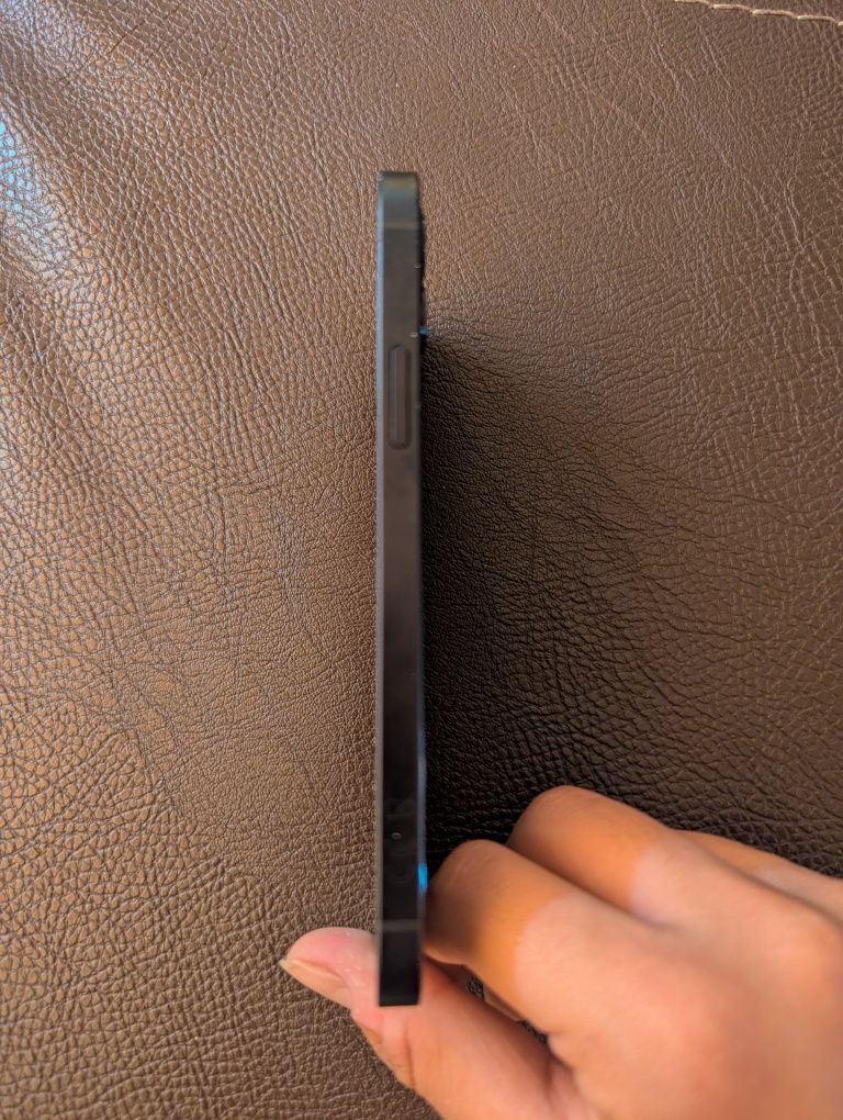 Продавам iPhone 12 128GB