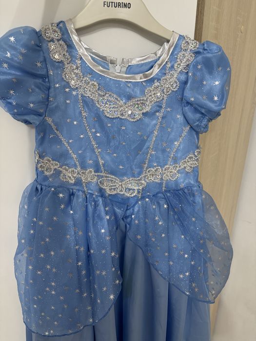 Продам нарядное платье на девочку