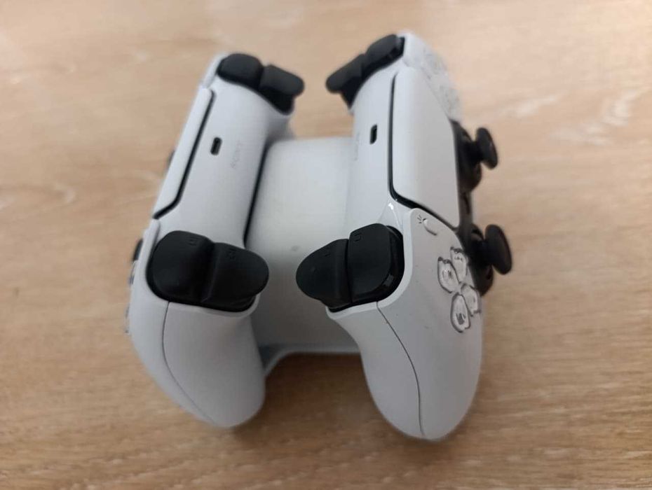 Зарядная станция HyperX ChargePlay Duo белый PS5