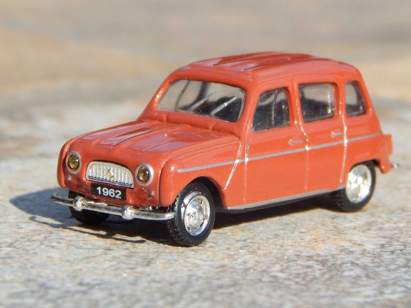 Macheta Renault 4 1962 scara 1:87 HO Universal Hobbies metalica